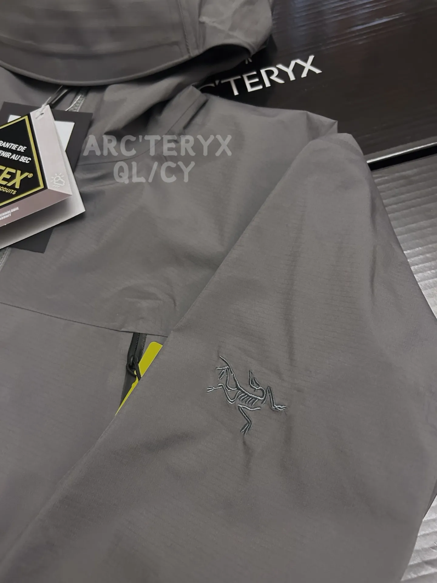 D 15 Alpha Lt • ： GORE-TEX Breathable ， + ， • Classic ： ， + ， • ：Black（Versatile ）、 Gray（ ）、 （ ）、 （ ） • ：ARC'TERYX ， ， ， / / ！ GORE-TEX 、 、 ， Black/ / / ， In Stock，Quality ， 💯